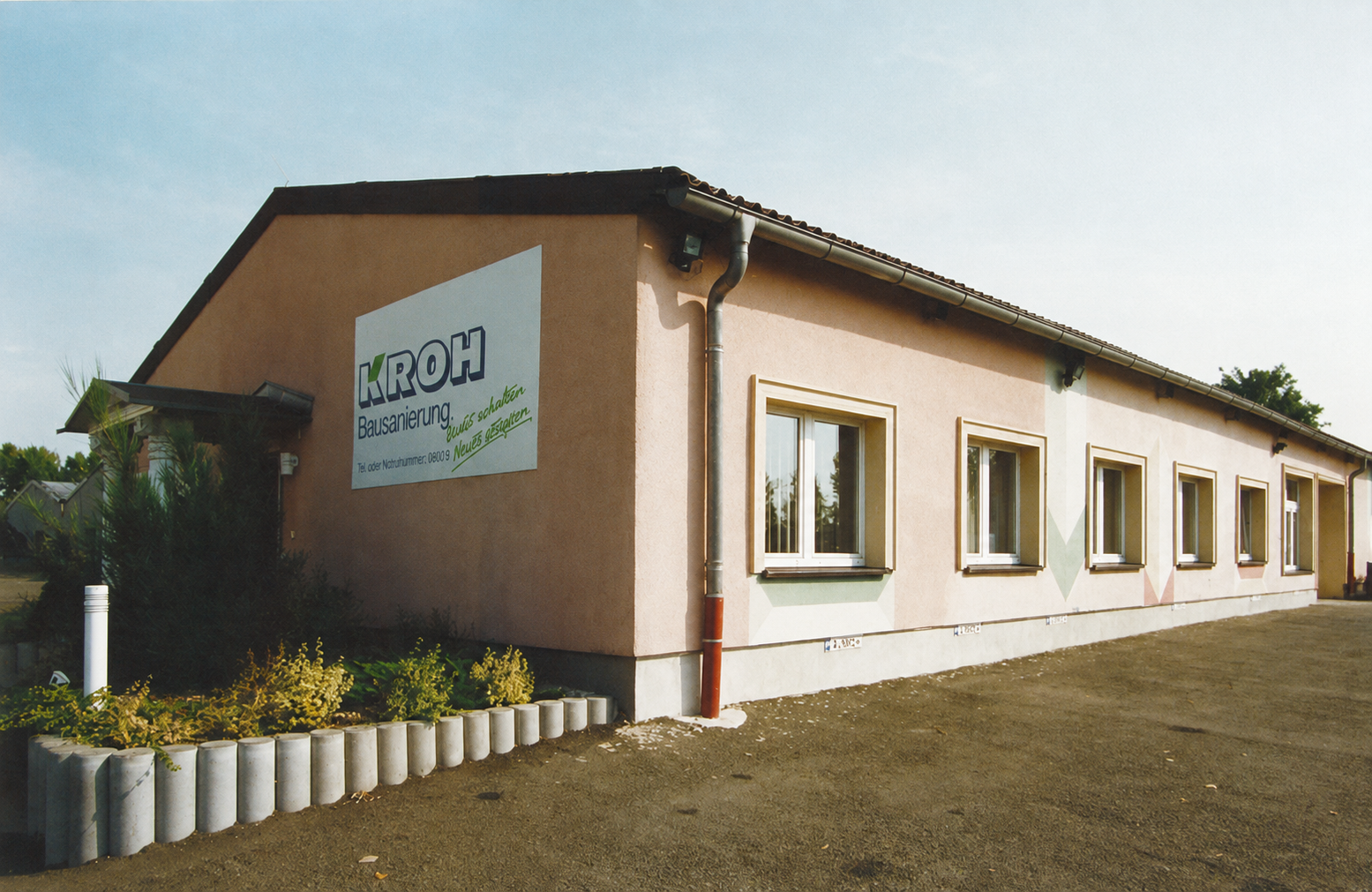 Firmensitz der Gebr. Kroh GmbH – Eingang mit Firmenlogo